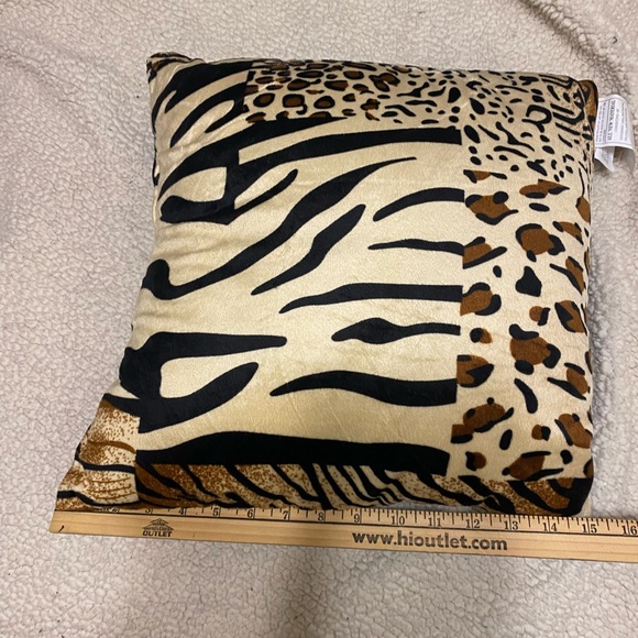 Throw Pillows Set of 3 Animal Print EUC - Picture 11 of 14